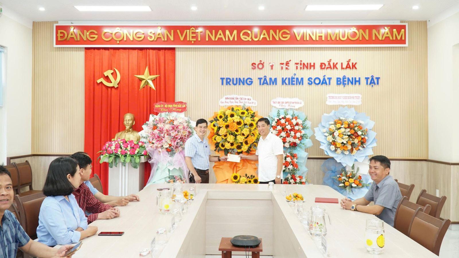Đại diện lãnh đạo Trại giam Đắk Tân thăm và chúc mừng Trung Tâm Kiểm soát bệnh tật nhân ngày 27/2.