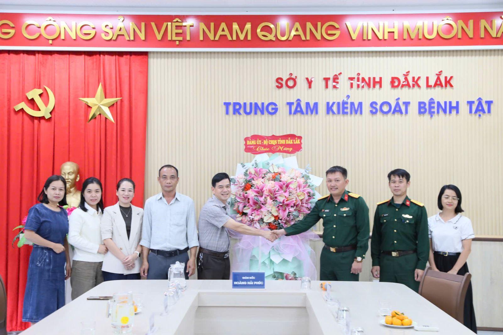 Đại diện lãnh đạo Bộ chỉ huy quân sự tỉnh Đắk Lắk thăm và chúc mừng Trung Tâm Kiểm soát bệnh tật nhân ngày 27/2.