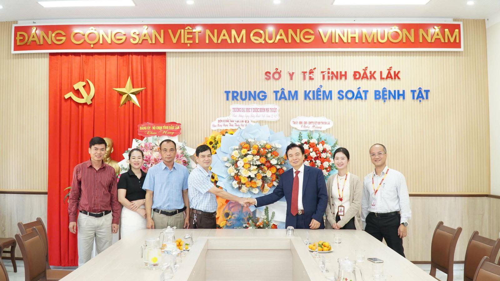Đại diện lãnh đạo Trường Đại học Y Dược Buôn Ma Thuột thăm và chúc mừng Trung Tâm Kiểm soát bệnh tật nhân ngày 27/2.