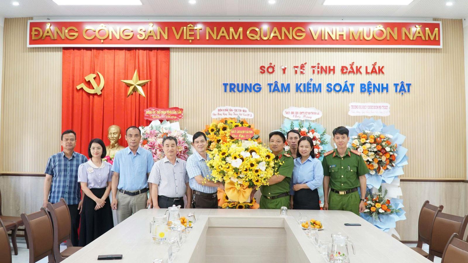 Đại diện lãnh đạo Trại giam Đắk Trung thăm và chúc mừng Trung Tâm Kiểm soát bệnh tật nhân ngày 27/2.