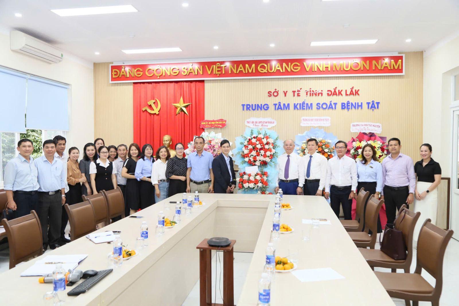 Đại diện lãnh đạo UBND tỉnh, Sở Y tế thăm và chúc mừng Trung Tâm Kiểm soát bệnh tật nhân ngày 27/2.