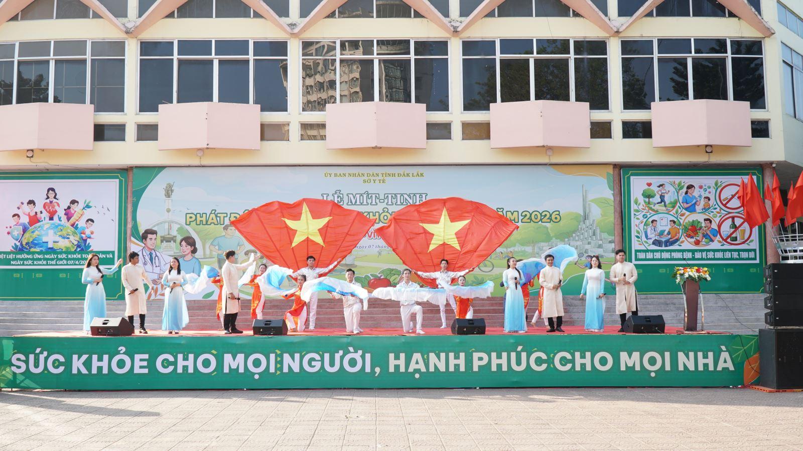 Các tiết mục văn nghệ chào mừng Lễ mít tinh ngày sức khỏe toàn dân.