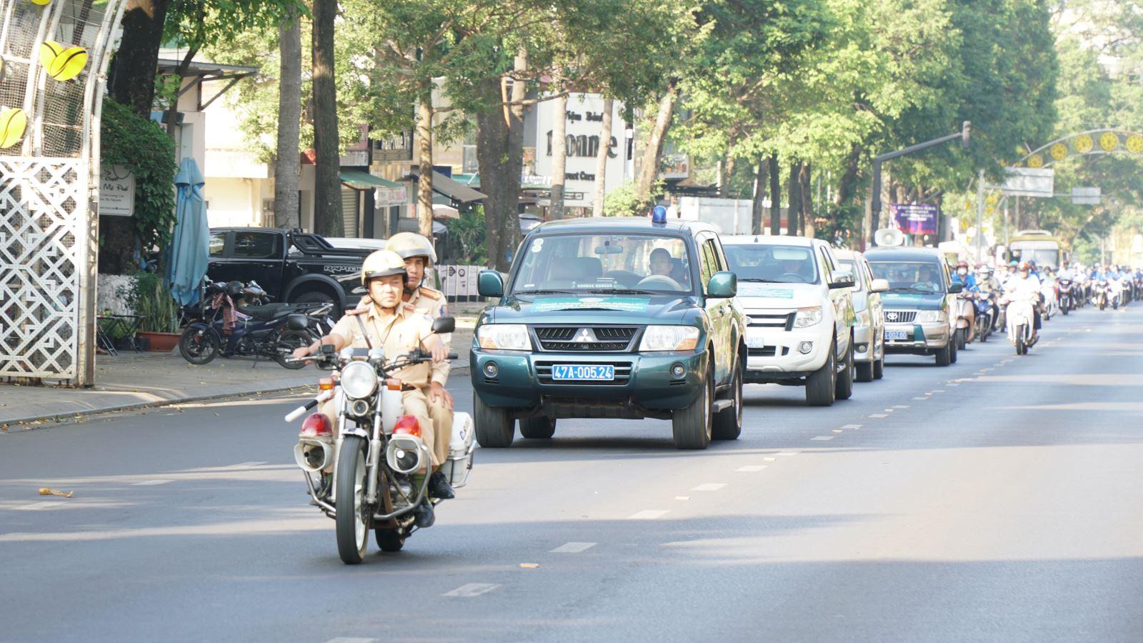 Đoàn đại biểu tham gia diễu hành tại một số tuyến đường trên địa bàn phường BMT.